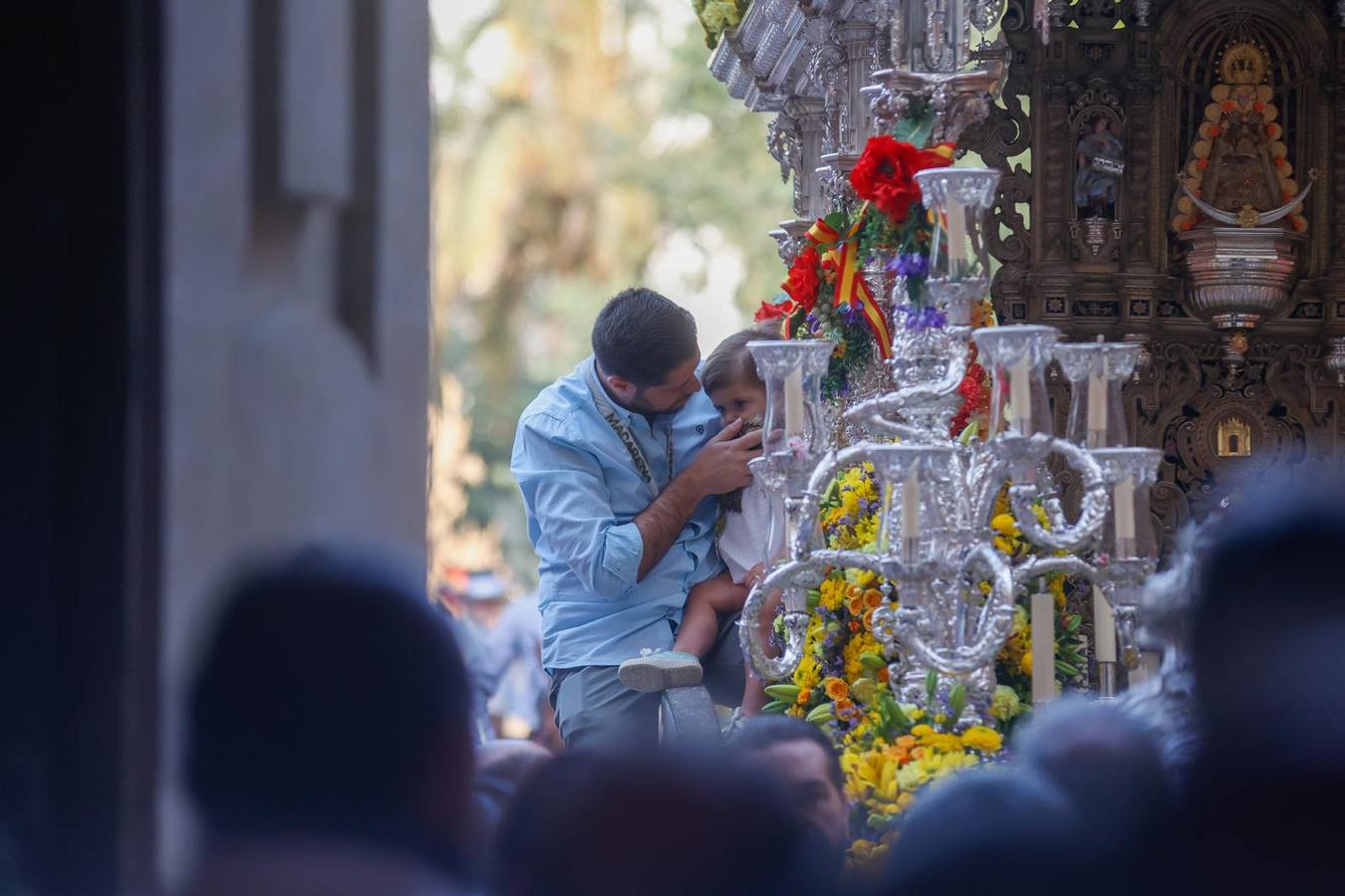 Primeros compases de la peregrinación de la Hermandad del Rocío de la Macarena