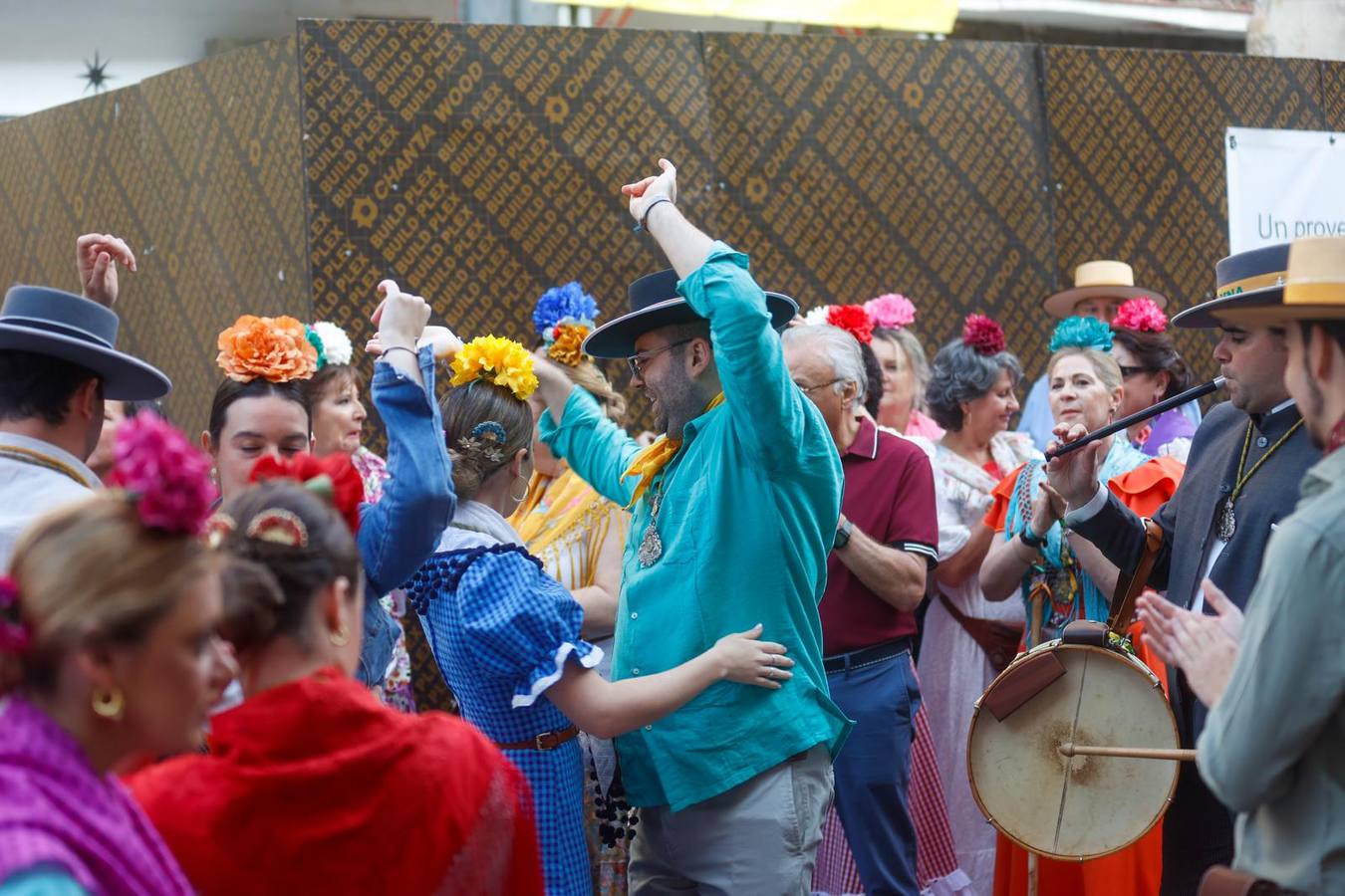 Primeros compases de la peregrinación de la Hermandad del Rocío de la Macarena