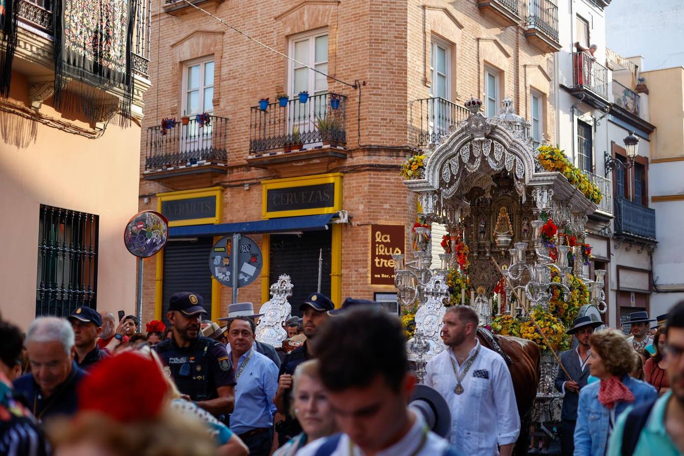 Primeros compases de la peregrinación de la Hermandad del Rocío de la Macarena