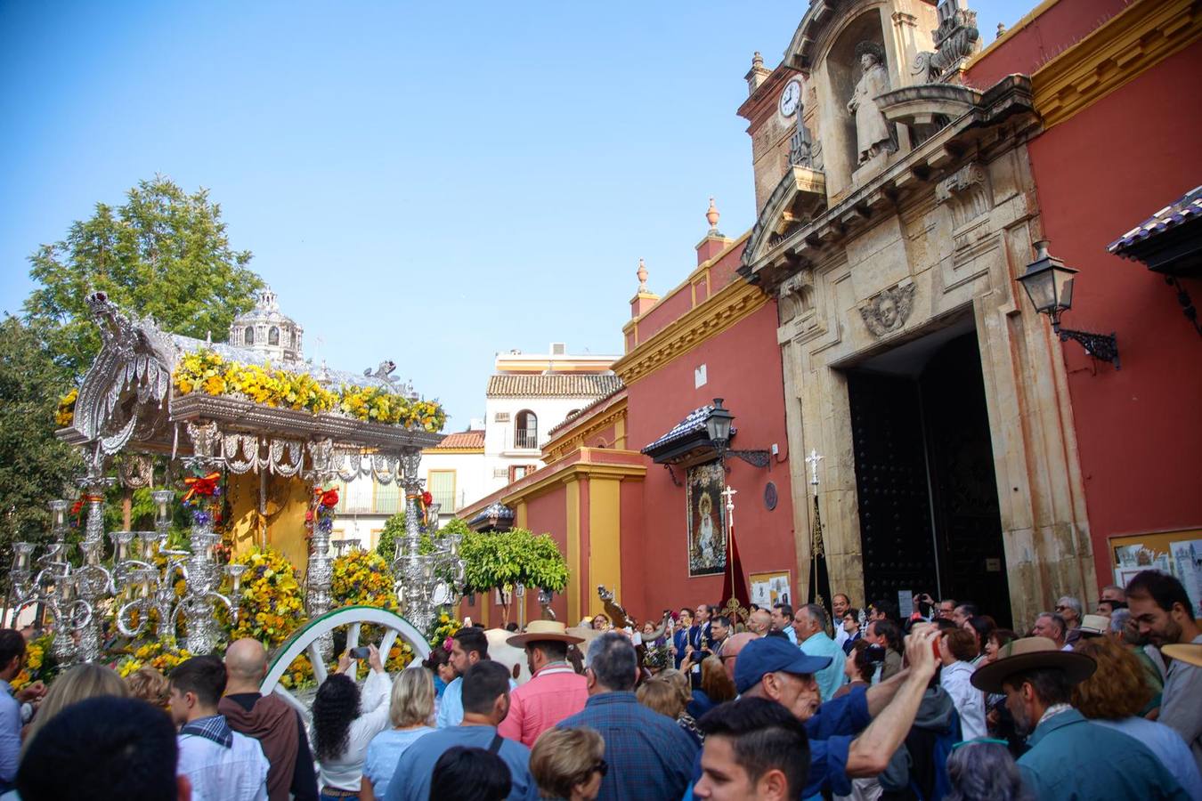 Primeros compases de la peregrinación de la Hermandad del Rocío de la Macarena