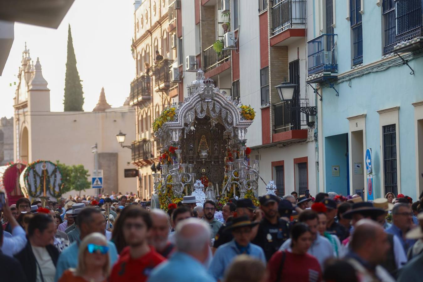 Primeros compases de la peregrinación de la Hermandad del Rocío de la Macarena