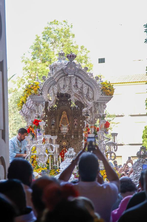 Primeros compases de la peregrinación de la Hermandad del Rocío de la Macarena