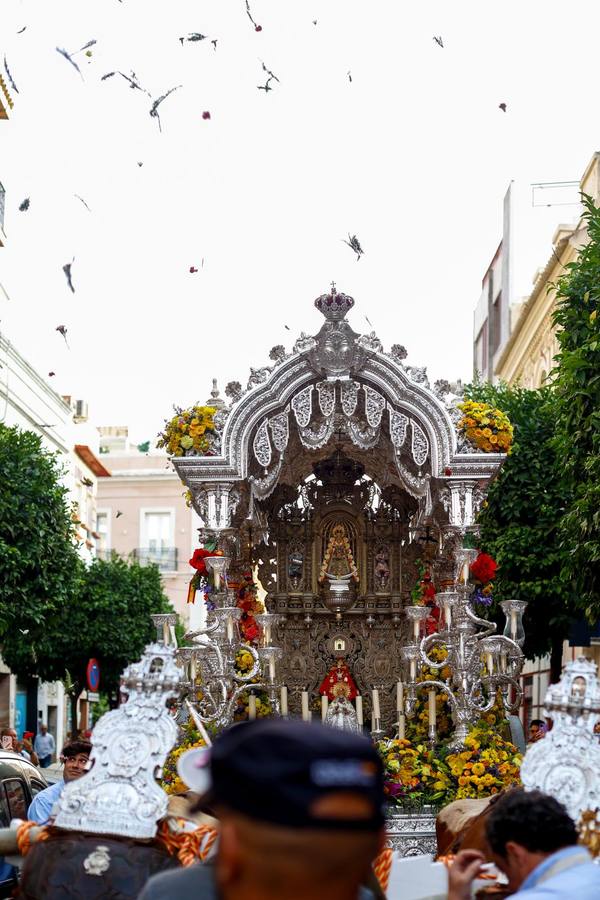 Primeros compases de la peregrinación de la Hermandad del Rocío de la Macarena