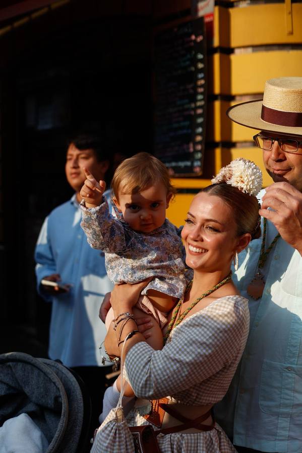 Primeros compases de la peregrinación de la Hermandad del Rocío de la Macarena