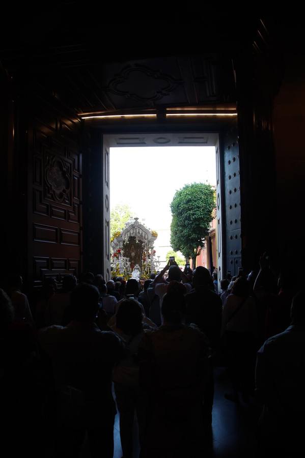 Primeros compases de la peregrinación de la Hermandad del Rocío de la Macarena