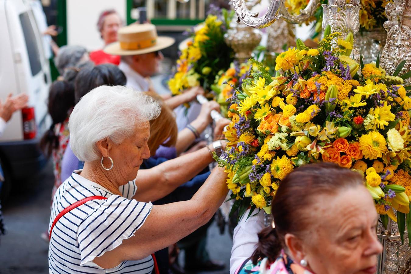 Primeros compases de la peregrinación de la Hermandad del Rocío de la Macarena