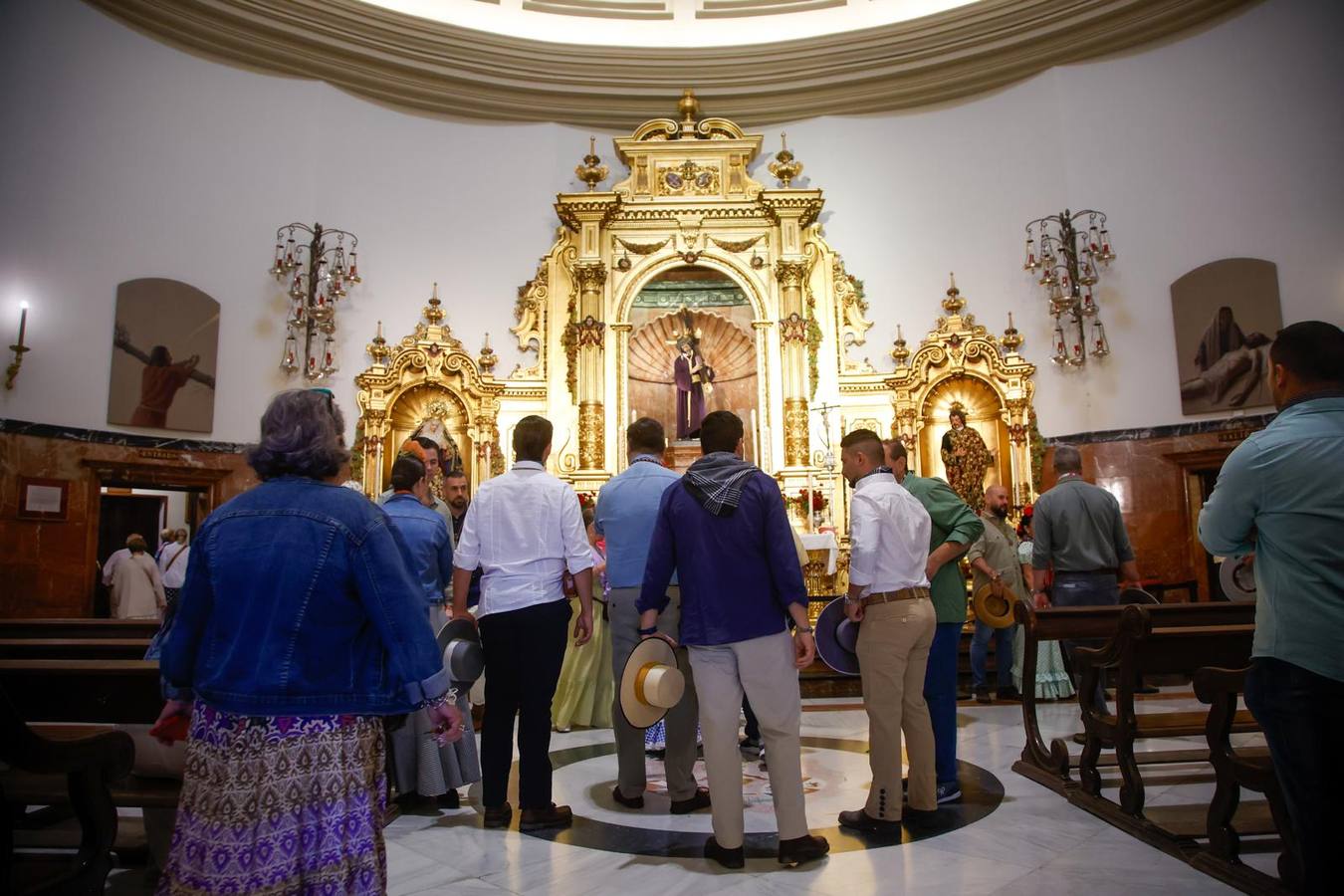 Primeros compases de la peregrinación de la Hermandad del Rocío de la Macarena