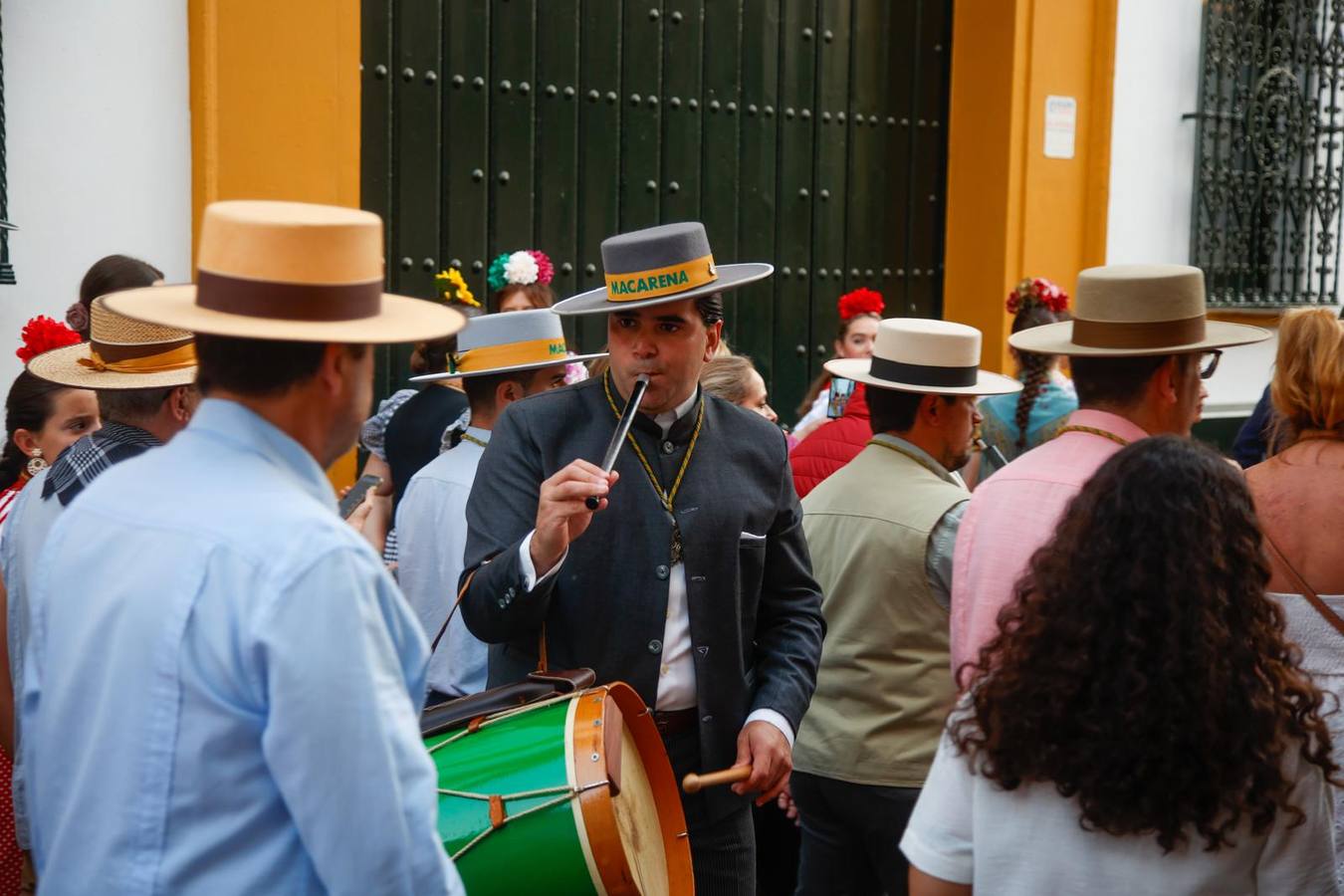 Primeros compases de la peregrinación de la Hermandad del Rocío de la Macarena