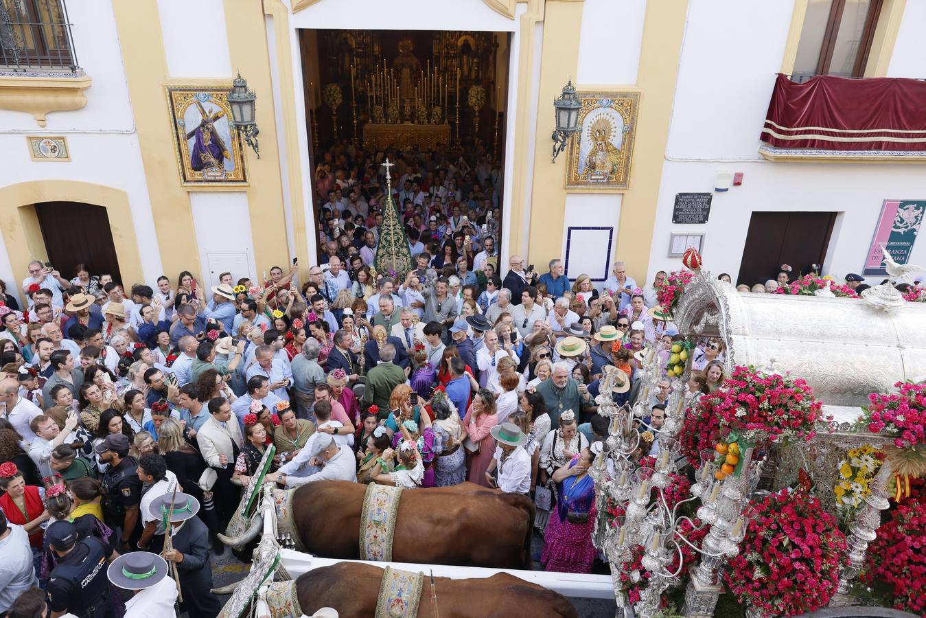 Primeros compases de peregrinación de la Hermandad del Rocío de Triana