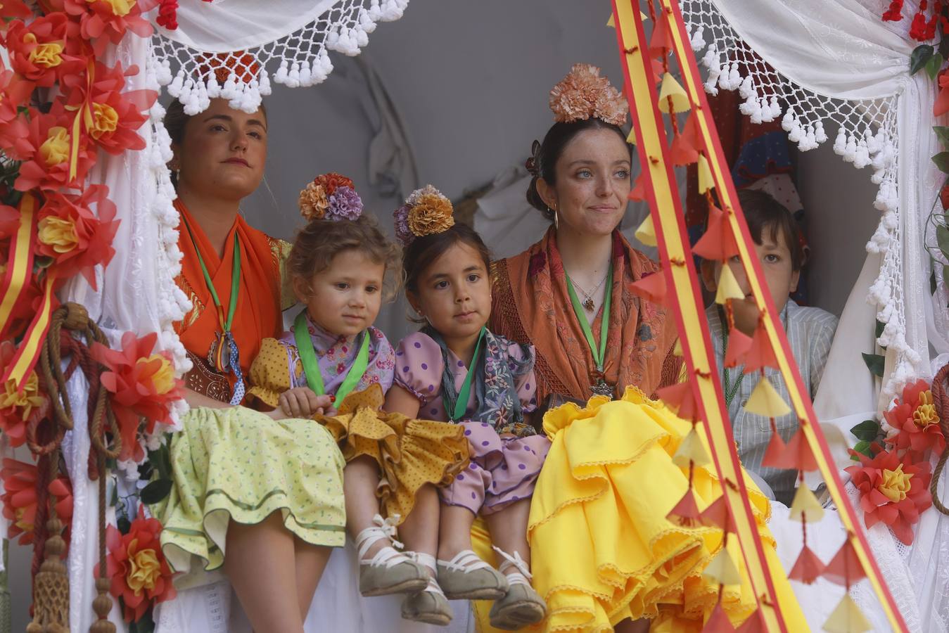 Primeros compases de peregrinación de la Hermandad del Rocío de Triana