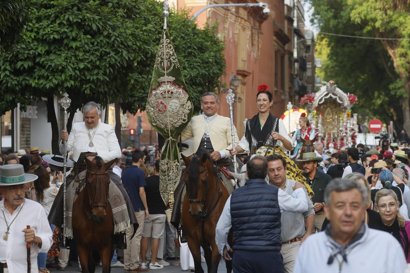 Primeros compases de peregrinación de la Hermandad del Rocío de Triana