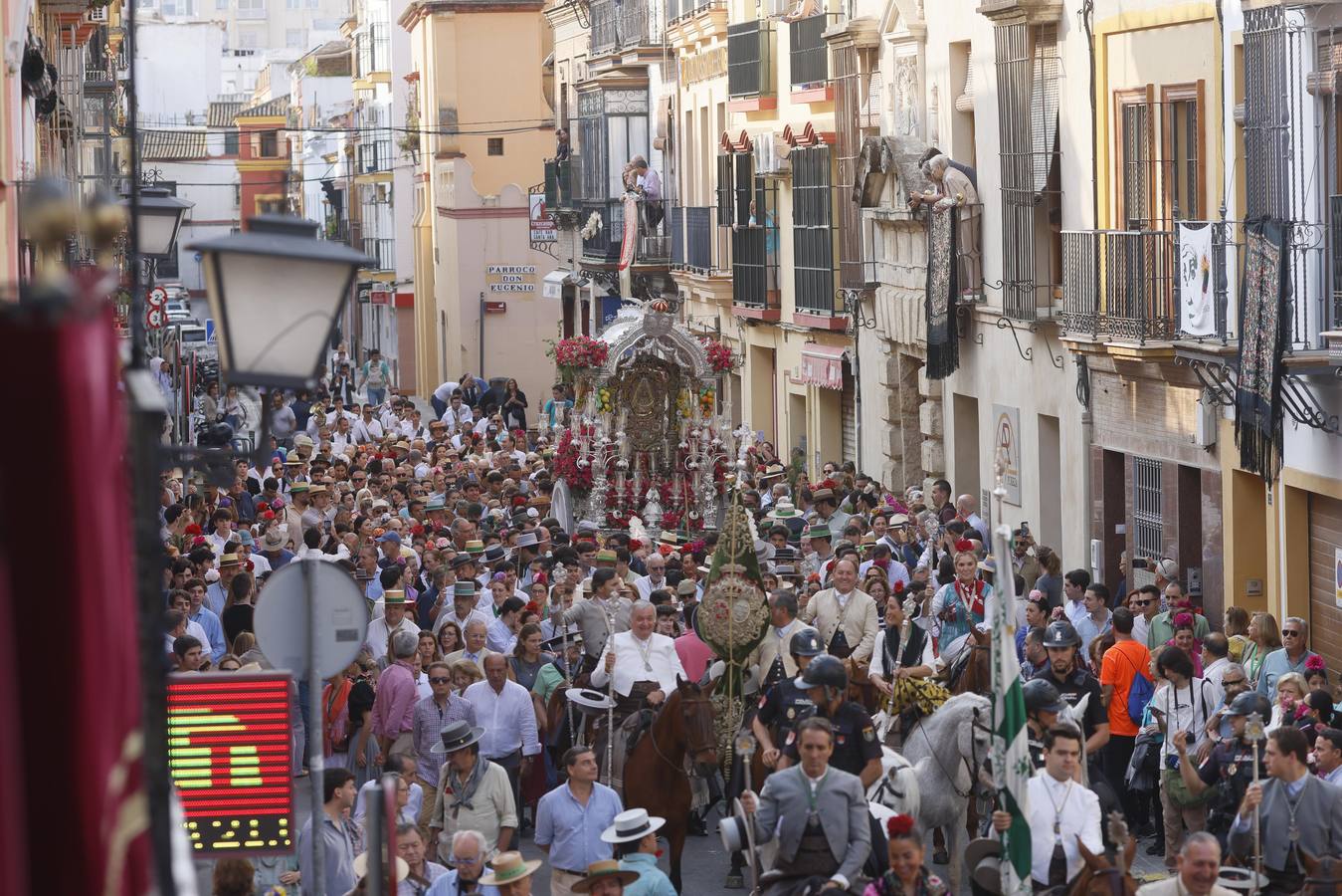 Primeros compases de peregrinación de la Hermandad del Rocío de Triana