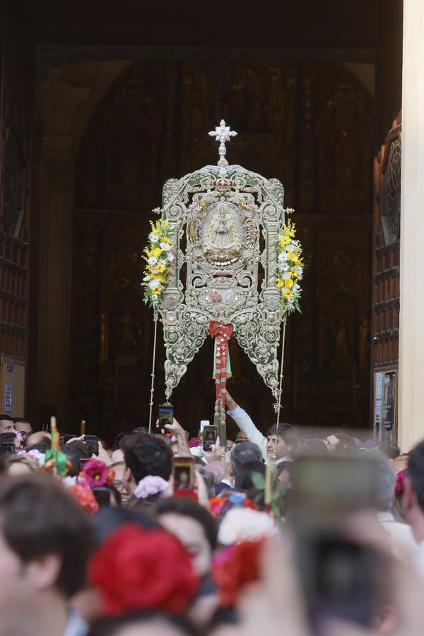 Primeros compases de peregrinación de la Hermandad del Rocío de Triana