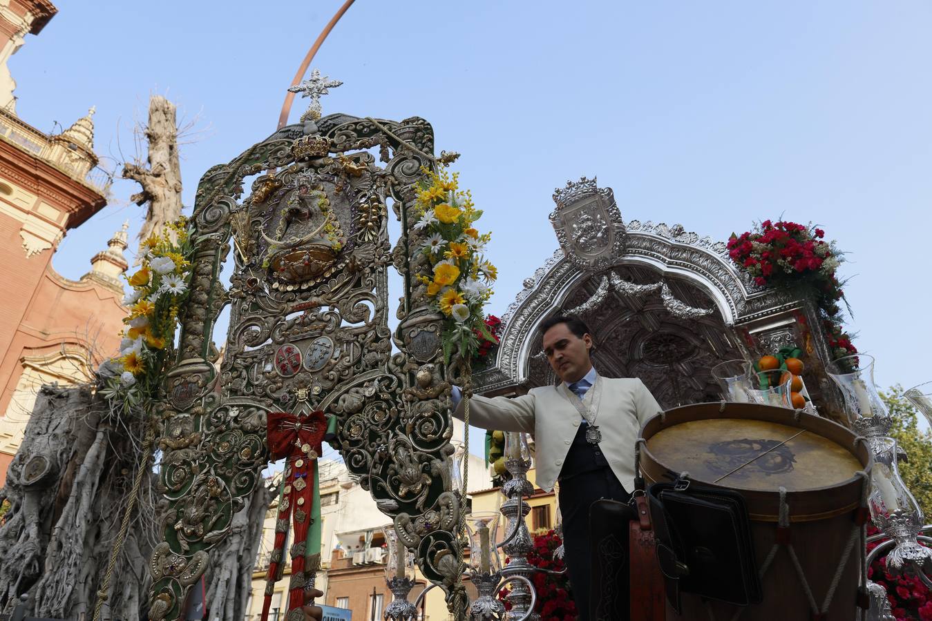 Primeros compases de peregrinación de la Hermandad del Rocío de Triana