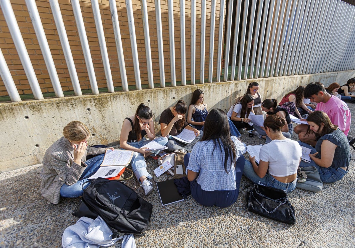 Estudiantes, ayer martes, antes de sentarse en las aulas de la Universidad de Zaragoza a examinarse de la PAU