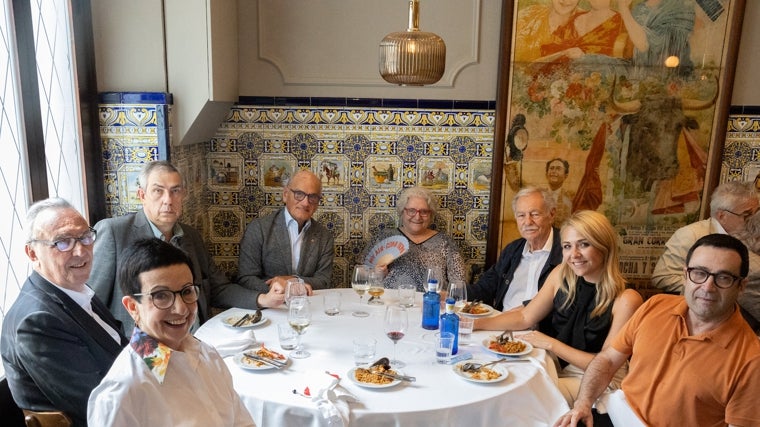 Eduardo Mendoza, con Carles Vilarrubí, Pedro Balañá, Joan Gaspart, Carme Ruscalleda, Meritxell Falgueras y Daniel Vázquez Sallés, hijo de Manuel Vázquez Montalbán, alrededor de Rosa
