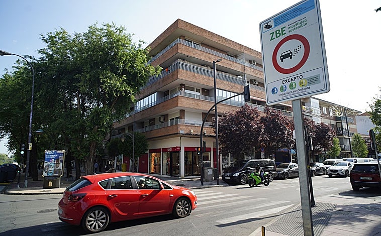 Imagen principal - Una de las nuevas señales instaladas para delimitar la zona de bajas emisiones; debajo, el portavoz del PP, Antonio José Mesa, con las bicis del desmantelado sistema de alquiler; y el anuncio para regalarlas entre los vecinos del municipio 