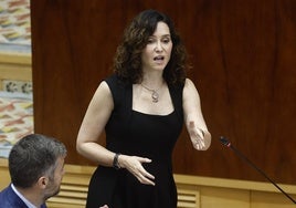Ayuso advierte de que no se pondrá pinganillos en la Conferencia de Presidentes y pide que le hablen en español