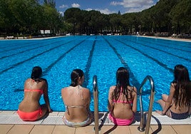 Vuelve el nudismo a la piscina municipal de Aluche: el 15 de junio celebran el 'Día sin Bañador'