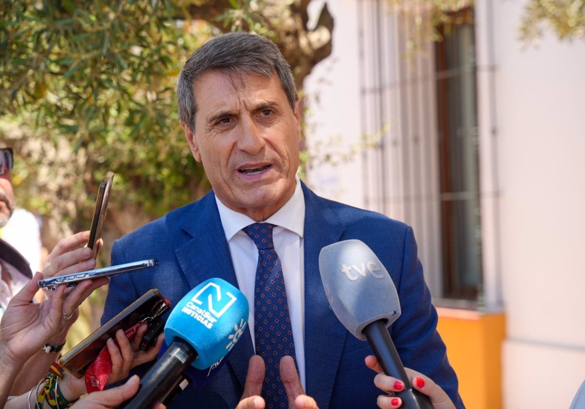 El delegado del Gobierno,Pedro Fernández, atendiendo a los medios de comunicación sobre el caso