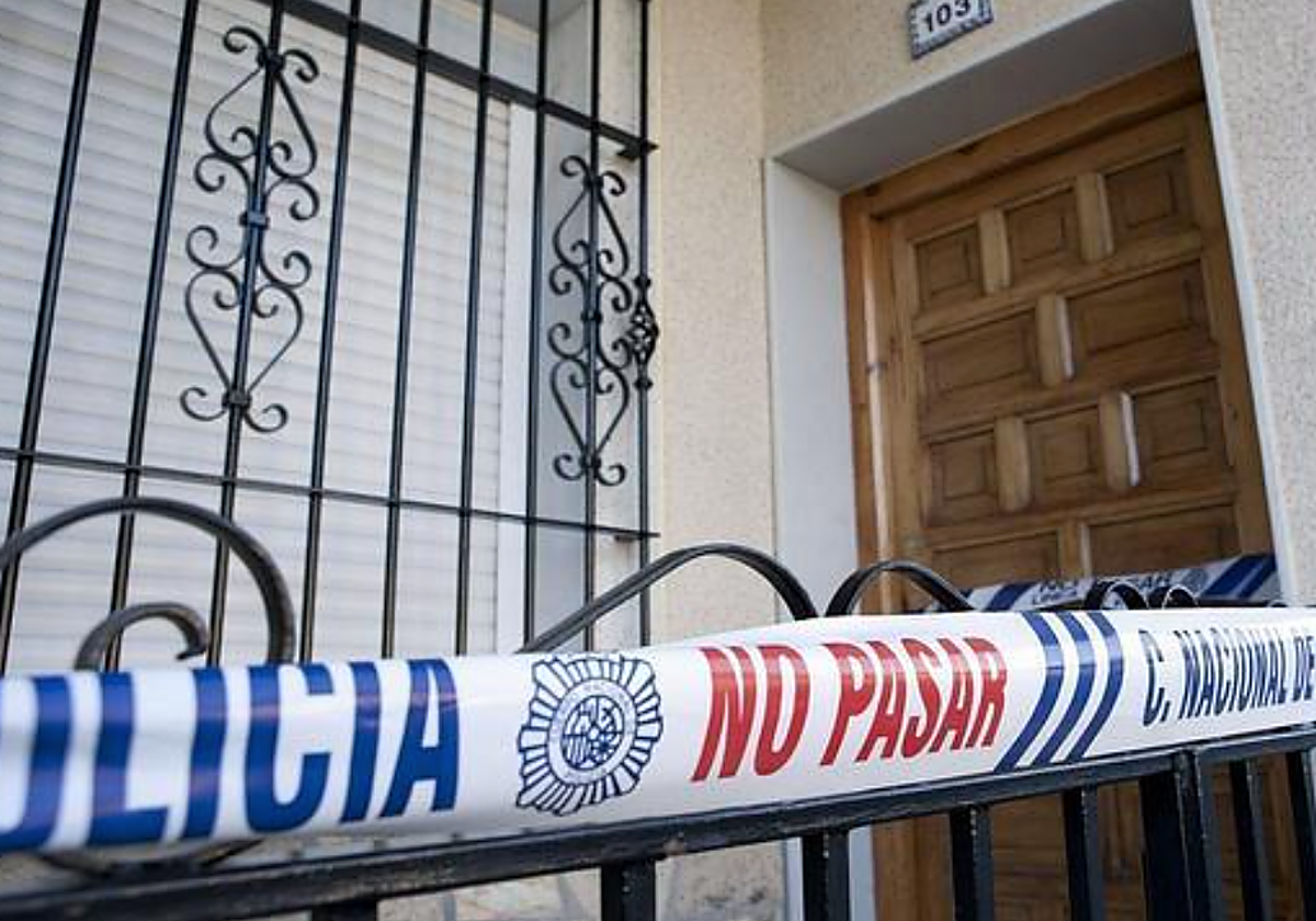 Vivienda precintada en foto de archivo