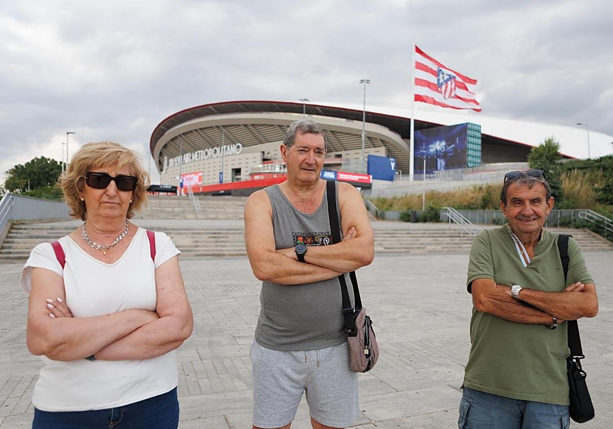 Vecinos de Las Rosas posan junto al Riyadh Ait Metropolitano