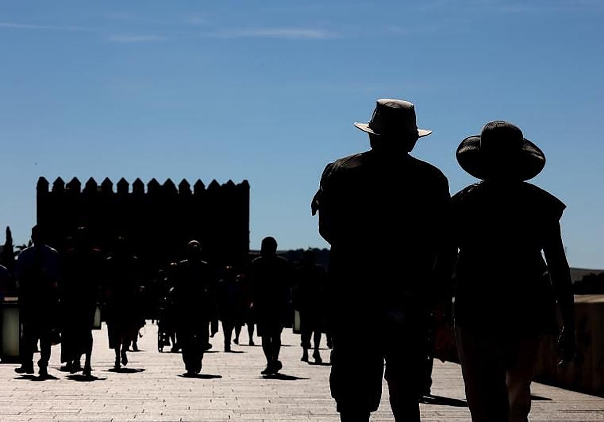 Turistas bajo el sol en el Puente Romano