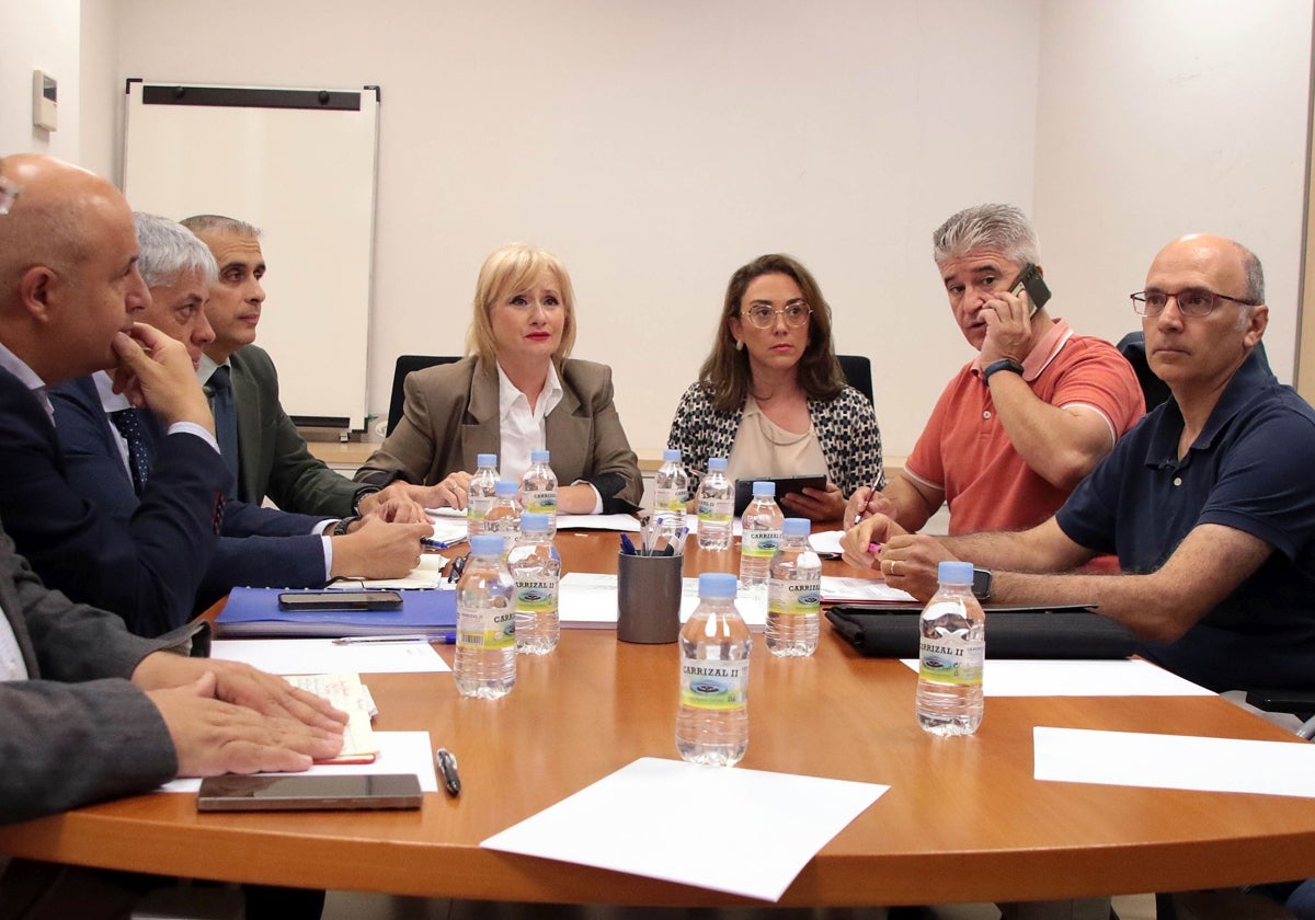 Las consejeras de Industria y Agricultura, Leticia García y María González Corral respectivamente, el delegado territorial, Eduardo Diego y el alcalde de La Bañeza, Javier Carrera de Blas, se reúnen con el comité de empresa de la planta azucarera de la localidad leonesa