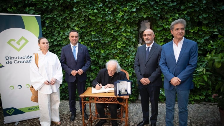 El artista firma en el libro de honor de la casa natal del poeta