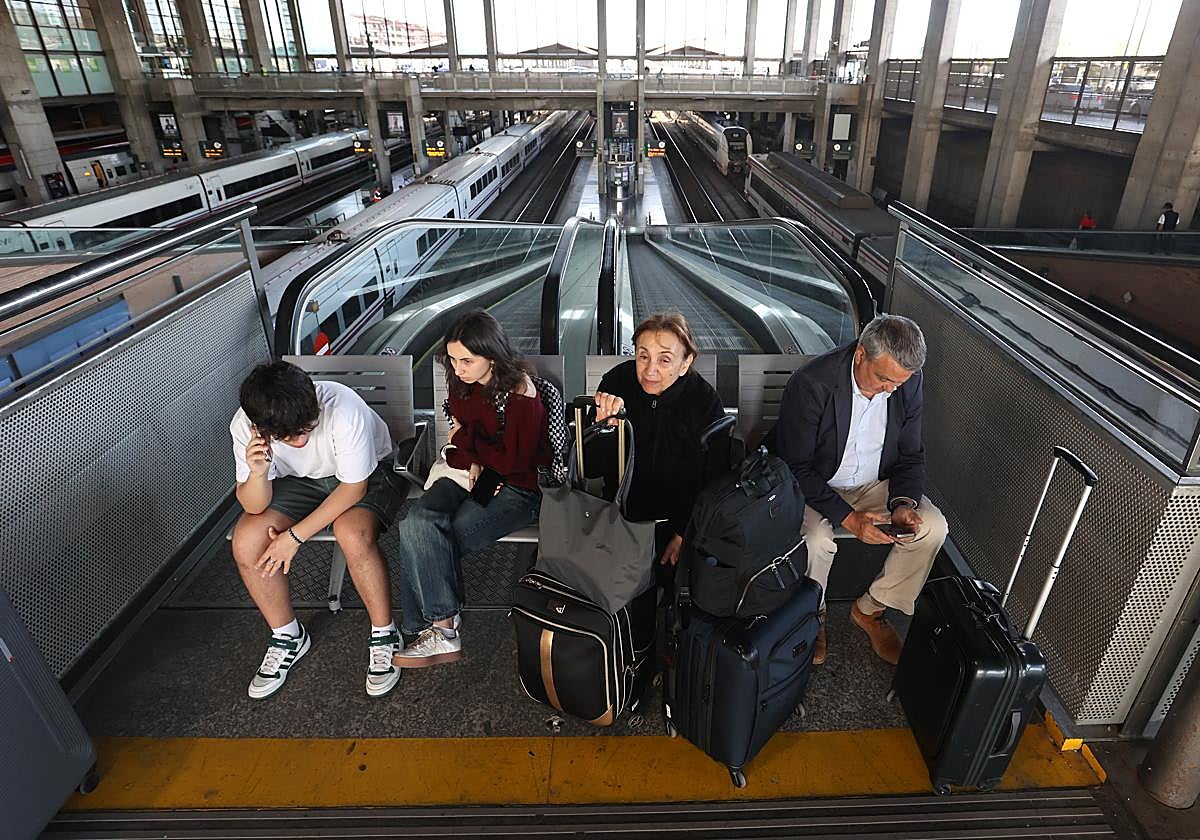 Un grupo de personas espera su tren en la estación del AVE de Córdoba