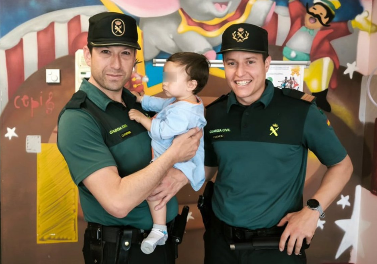 Agentes de la Guardia Civil con el menor al que salvaron en Albacete