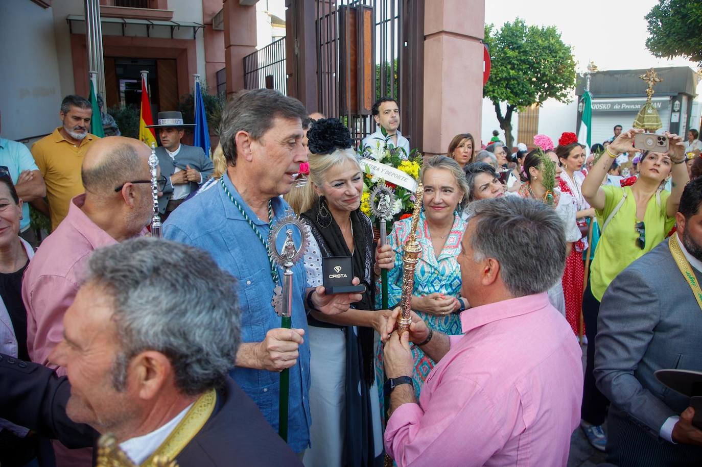 Salida de la hermandad de Pilas hacia la aldea del Rocío