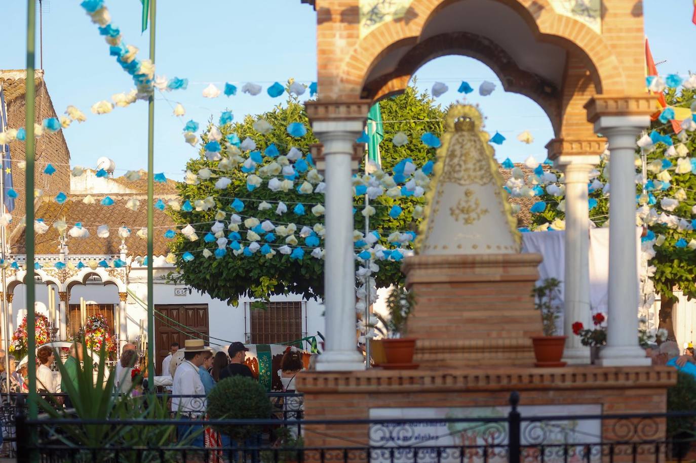 Salida de la hermandad de Pilas hacia la aldea del Rocío