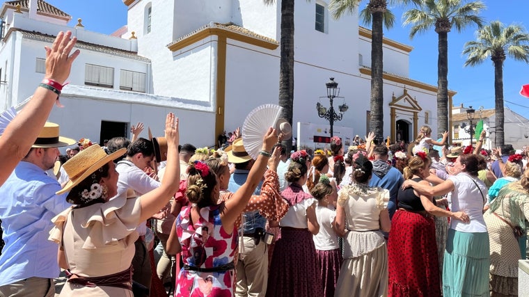 Mairena del Aljarafe llega ambientado a la plaza de España de Villamanrique de la Condesa