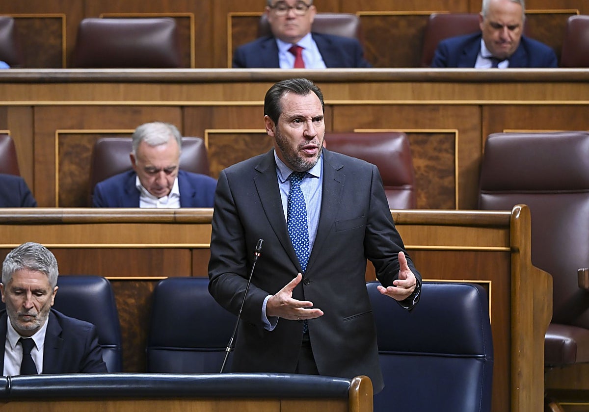 El ministro Óscar Puente, en una sesión de control del Congreso al Gobierno