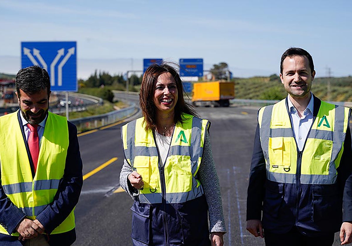 a consejera Rocío Díaz, en una visita a las obras de reparación en la autovía A-92, a su paso por Granada en 2024
