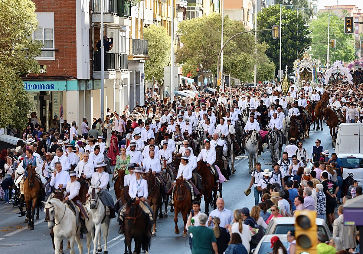 La comitiva de la hermandad de Huelva con los caballistas luciendo las tradicionales chaquetillas blancas