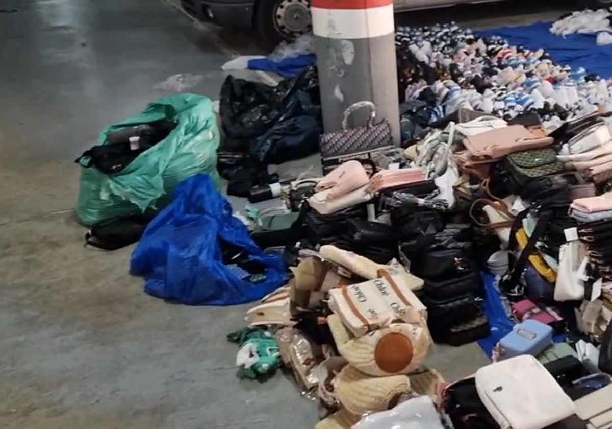 Objetos intervenidos durante el operativo contra el 'top manta'