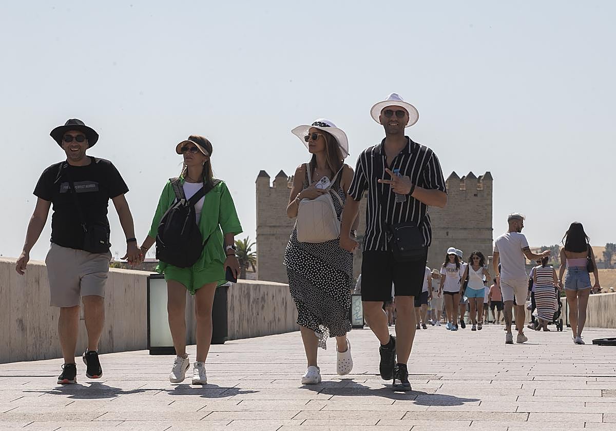 Turistas paseando por el Puente Romano