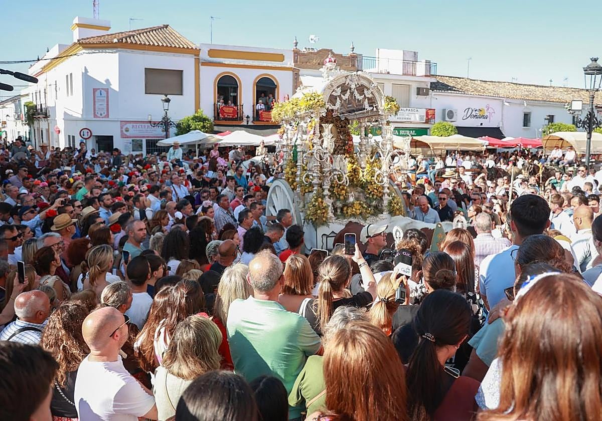 Una de las hermandades del Rocío durante su presentación en Villamanrique.