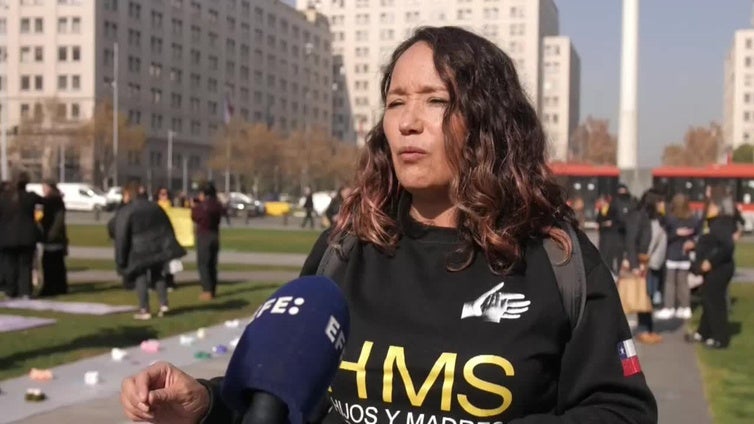 Víctimas de adopciones ilegales en dictadura de Pinochet protestan exigiendo un banco público de ADN