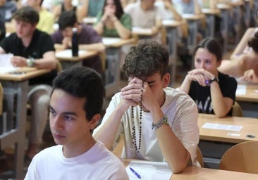 Alumnos en pleno examen de la PAU
