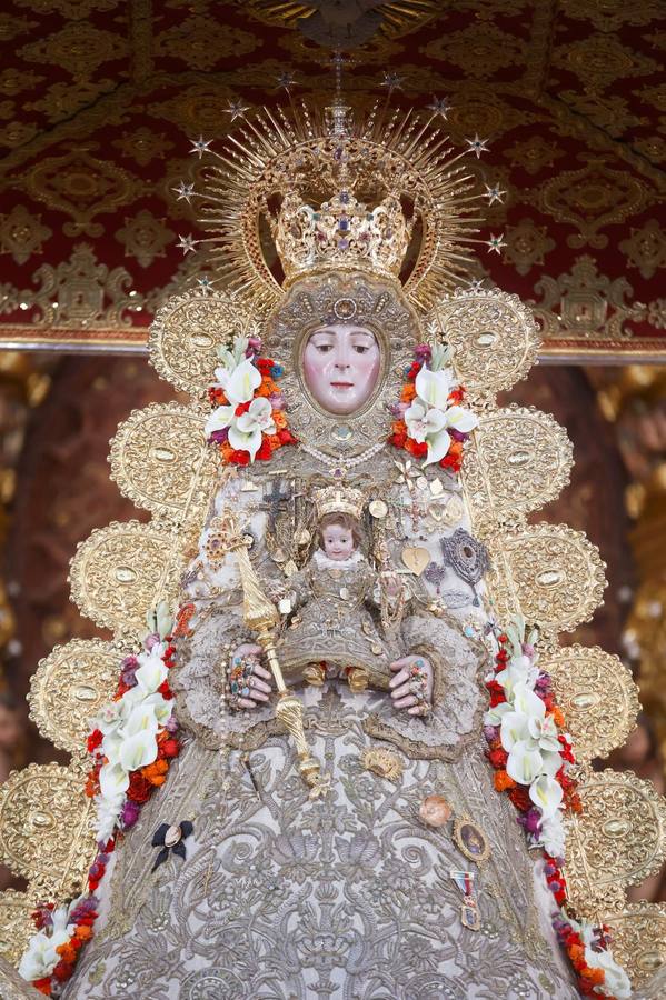 La ermita ha recibido este viernes previo a Pentecostés la visita de miles de romeros