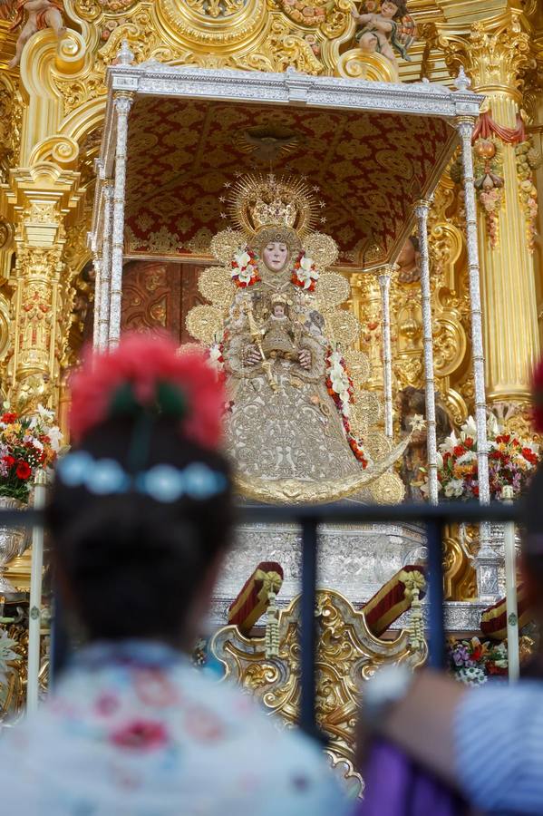 La ermita ha recibido este viernes previo a Pentecostés la visita de miles de romeros