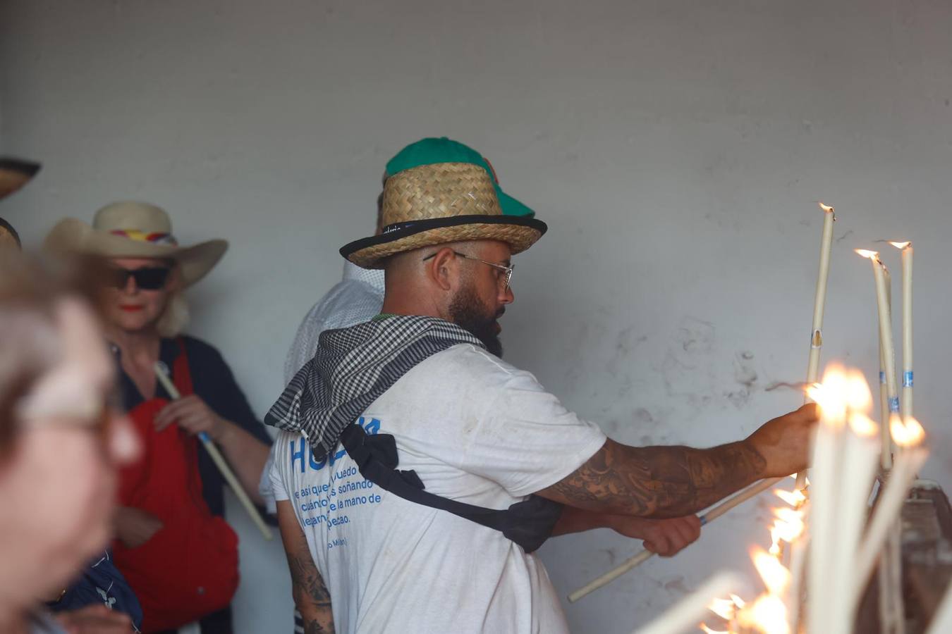 La ermita ha recibido este viernes previo a Pentecostés la visita de miles de romeros