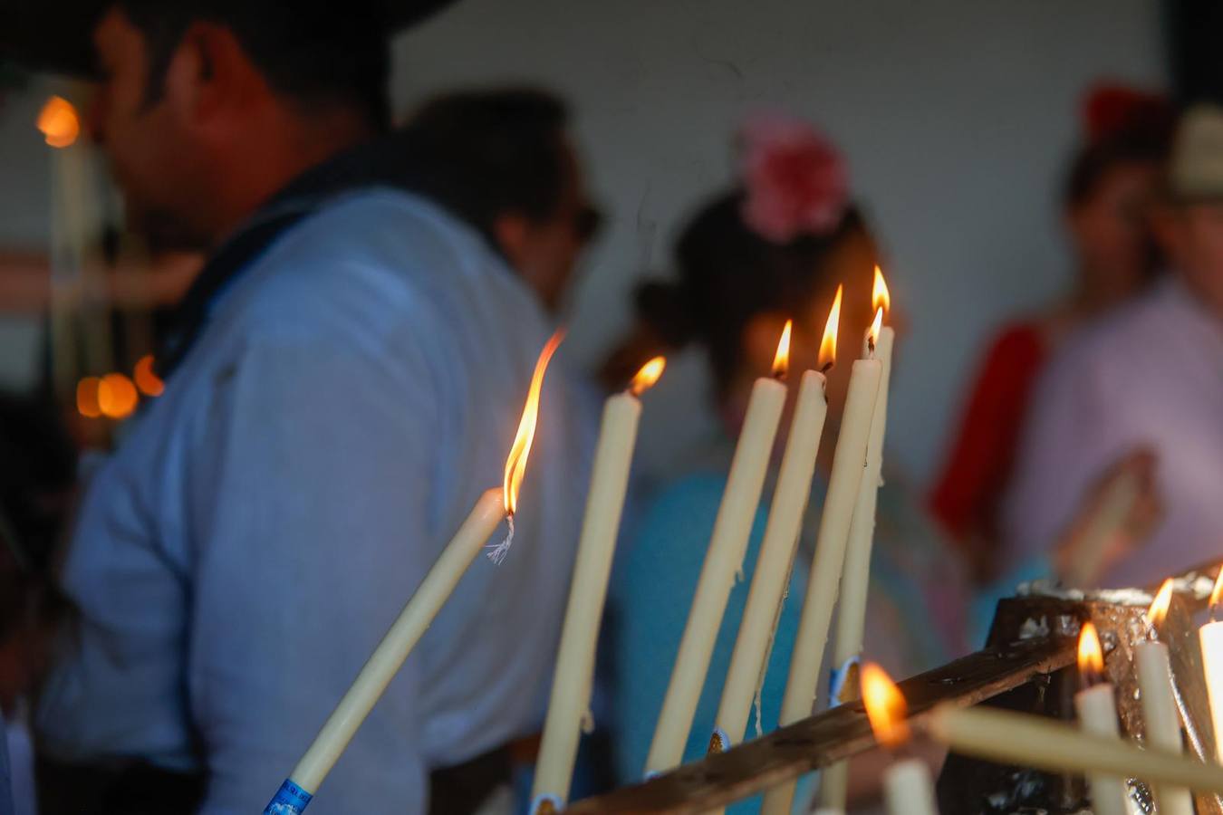 La ermita ha recibido este viernes previo a Pentecostés la visita de miles de romeros