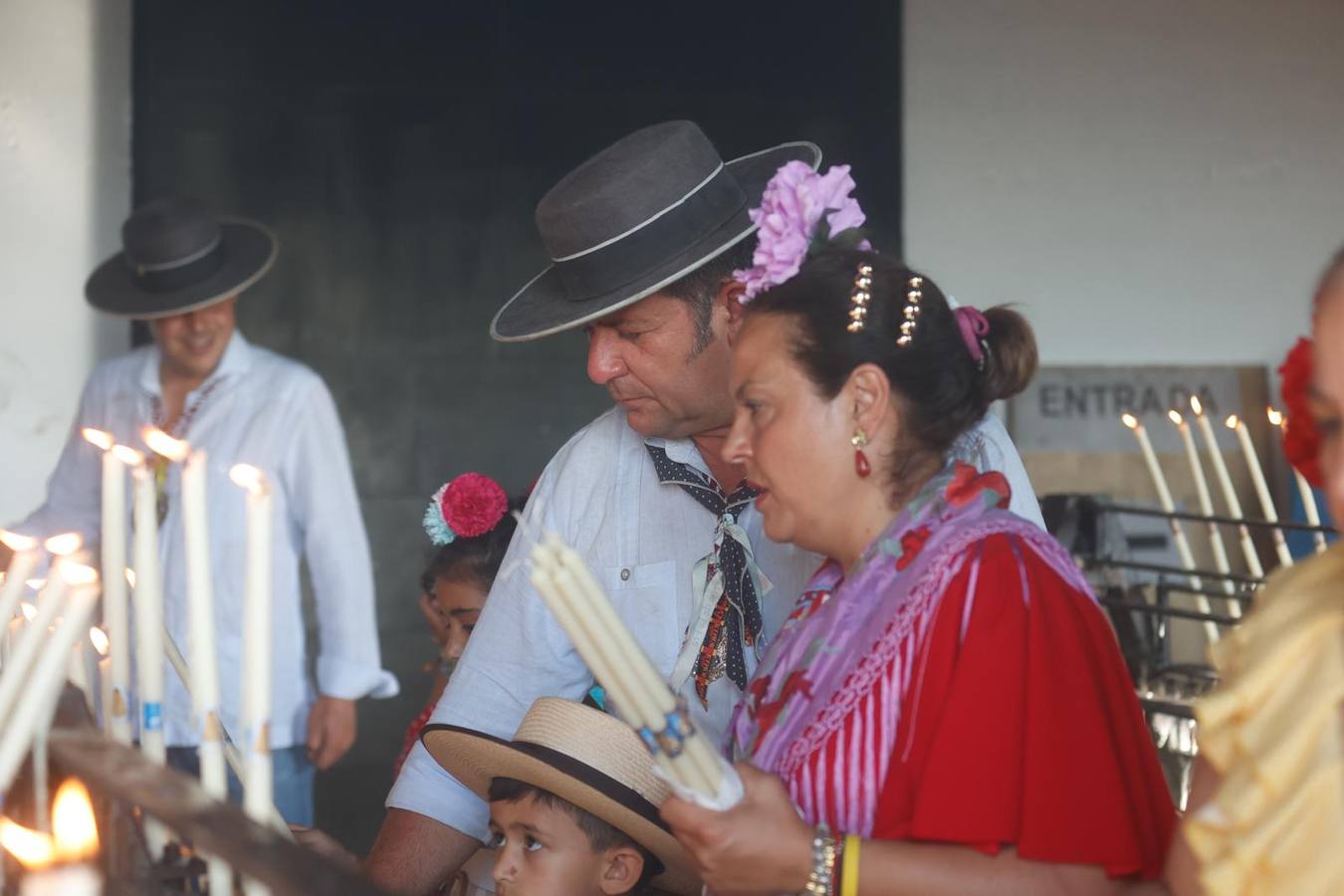 La ermita ha recibido este viernes previo a Pentecostés la visita de miles de romeros