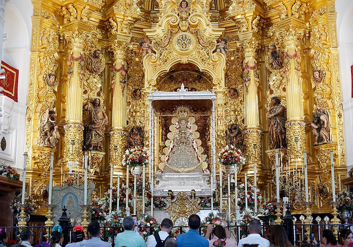 La ermita ha recibido este viernes previo a Pentecostés la visita de miles de romeros