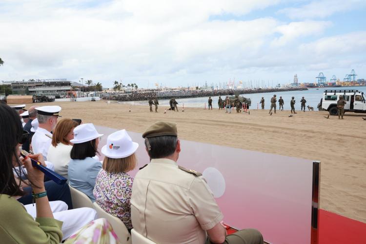 El Rey, en la exhibición dinámica celebrada en la Playa de las Alcaravaneras (Las Palmas de Gran Canaria) con ocasión del «Día de las Fuerzas Armadas 2025».