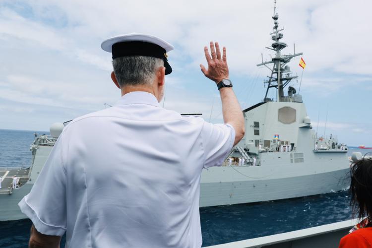 El Rey preside, en Las Palmas de Gran Canaria, la revista naval a bordo del Buque de Acción Marítima «Tornado» (P-44), con motivo de los actos por el Día de las Fuerzas Armadas 2025